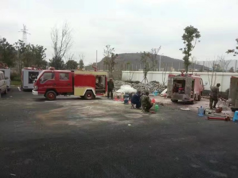 我公司給云南昭通鄉(xiāng)鎮(zhèn)消防隊(duì)維修翻新消防車(chē)輛。。